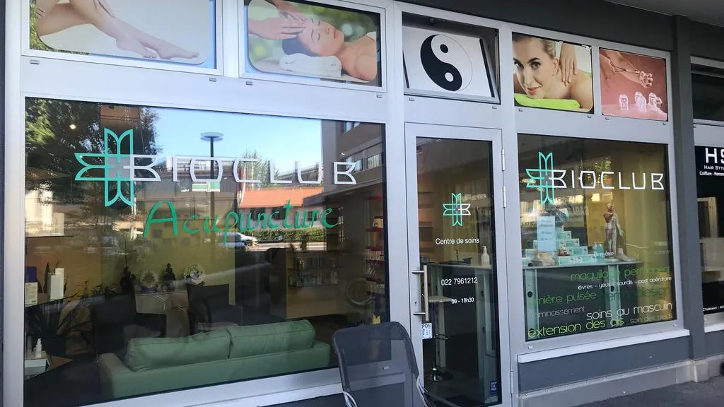 Façade vitrée de BioClub, logo turquoise et symbole yin-yang au-dessus de la porte