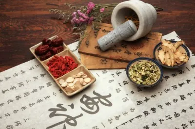 Plantes, baies de goji et racines de la pharmacopée chinoise sur une calligraphie