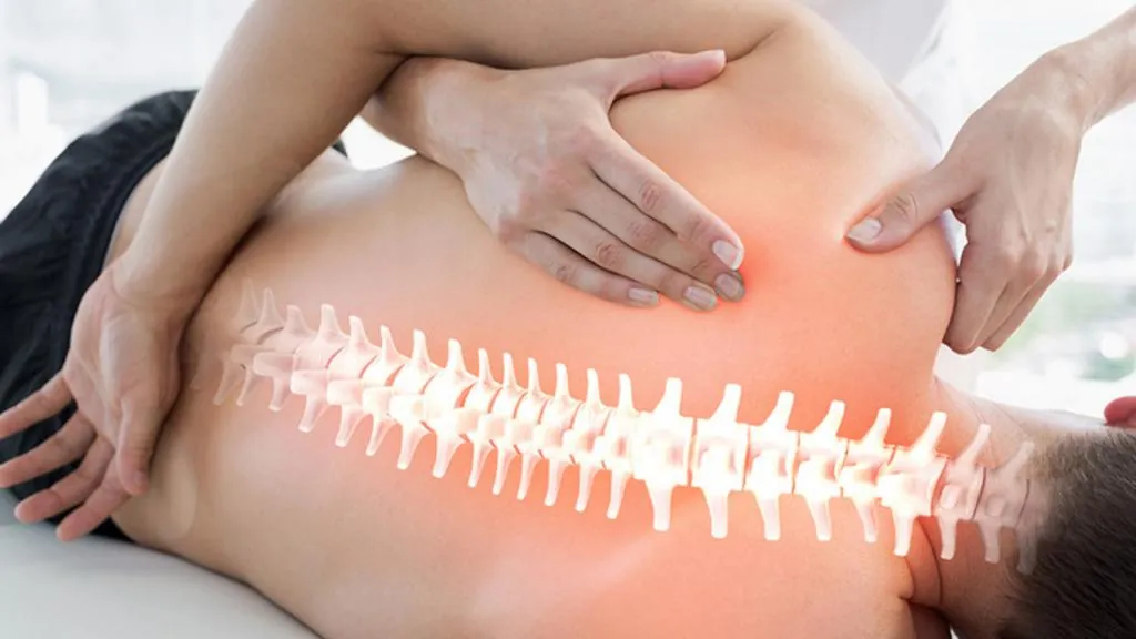 Massage Tuina du dos, colonne vertébrale mise en évidence